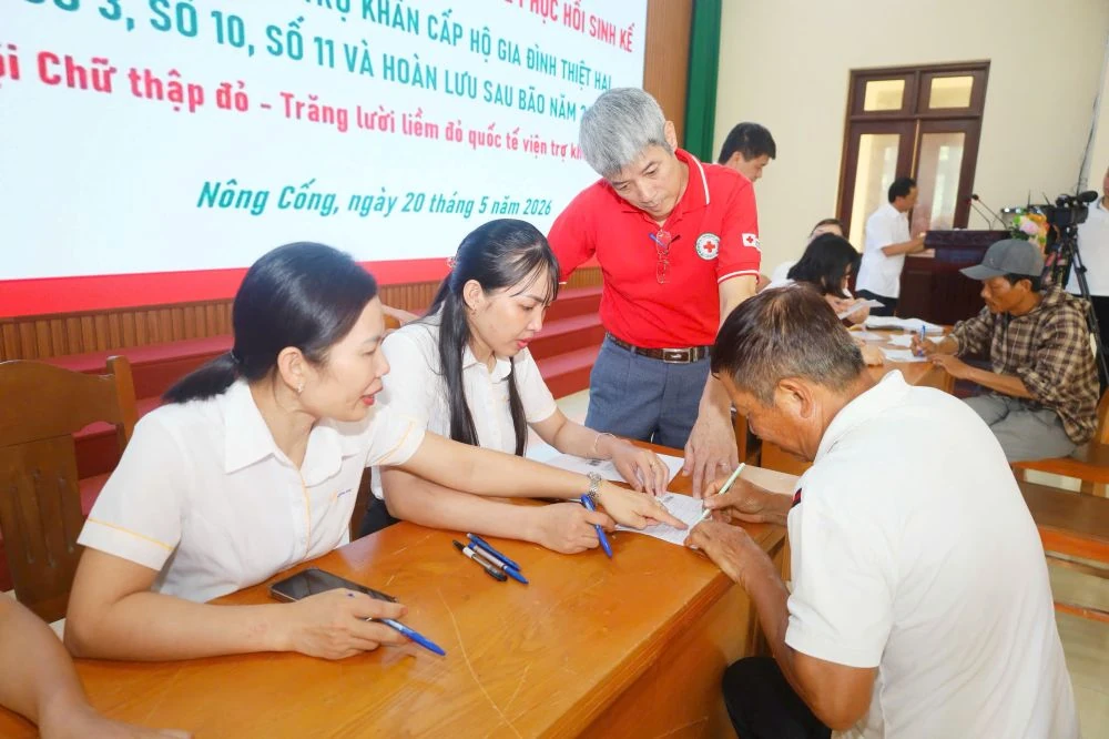 Hội Chữ thập đỏ cấp phát tiền mặt hỗ trợ người dân bị ảnh hưởng thiên tai