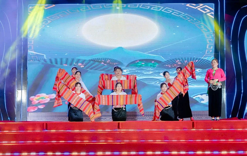 Giữ hồn văn hóa bản địa