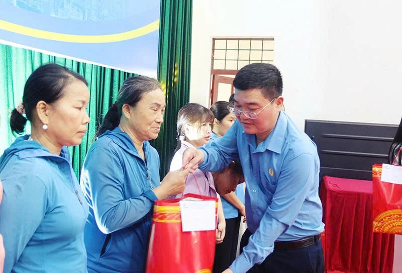 Sôi nổi hoạt động hướng về người lao động
