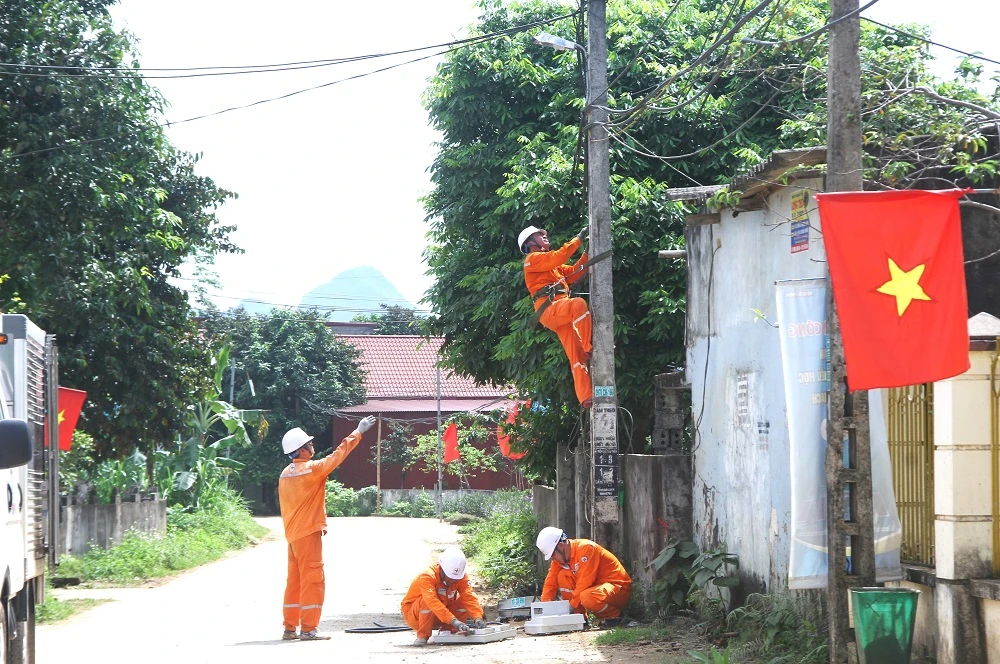 Nỗ lực của người thợ điện xứ Thanh trong nắng nóng cao điểm