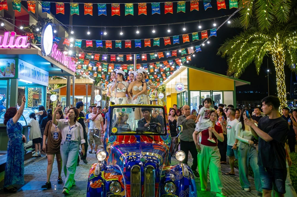 VUI-Fest Ha Long ra mắt show 3D Mapping “Long Vân Khánh Hội”, bổ sung đại tiệc giải trí đêm mới bên vịnh