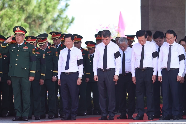 Thủ tướng Lê Minh Hưng dự lễ truy điệu và an táng hài cốt liệt sĩ tại tỉnh Quảng Trị