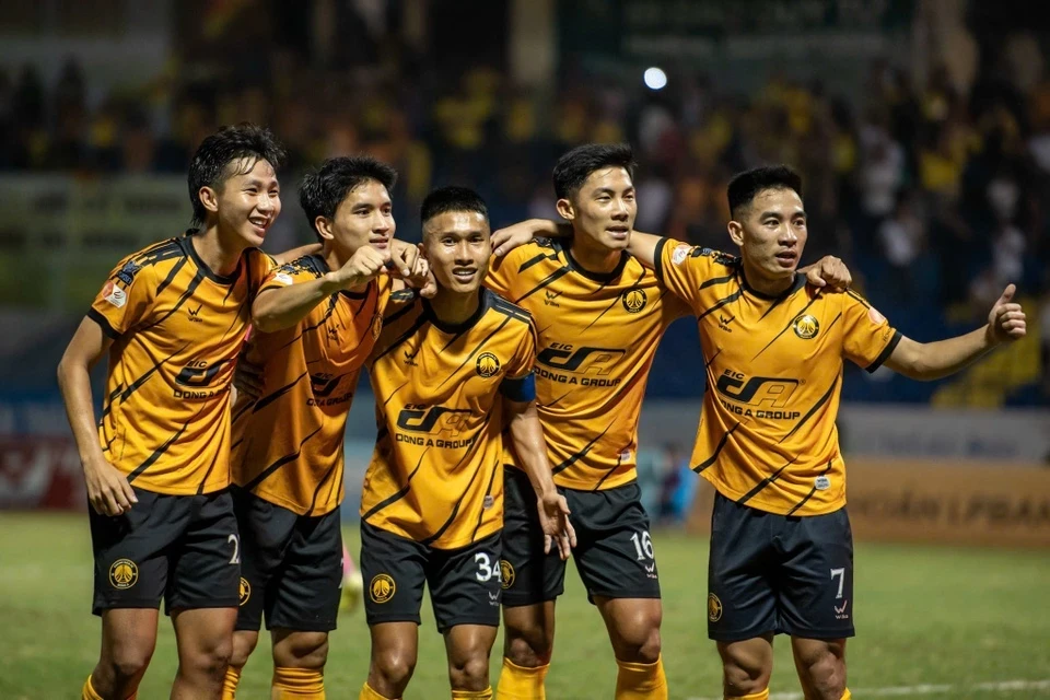 CLB Thanh Hóa tiếp tục bị FIFA cấm chuyển nhượng lần thứ 5 trong năm 2026; Carrick chính thức được bổ nhiệm làm HLV trưởng MU