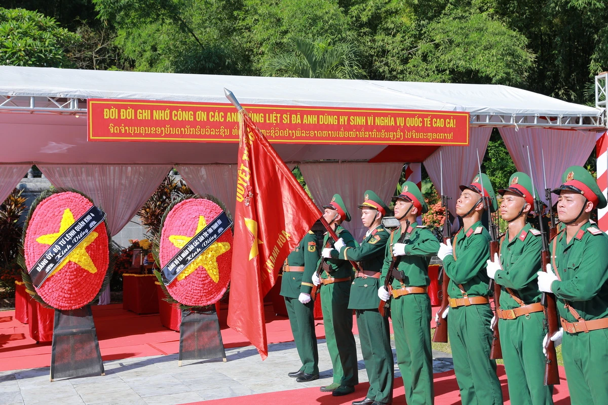 Truy điệu, an táng 19 hài cốt liệt sĩ quân tình nguyện và chuyên gia Việt Nam hy sinh tại Lào an nghỉ tại Nghĩa trang Liệt sĩ Quốc tế Đồng Tâm