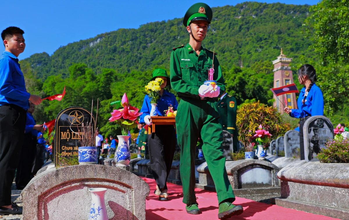 Các anh về trong vòng tay của đất mẹ thương yêu