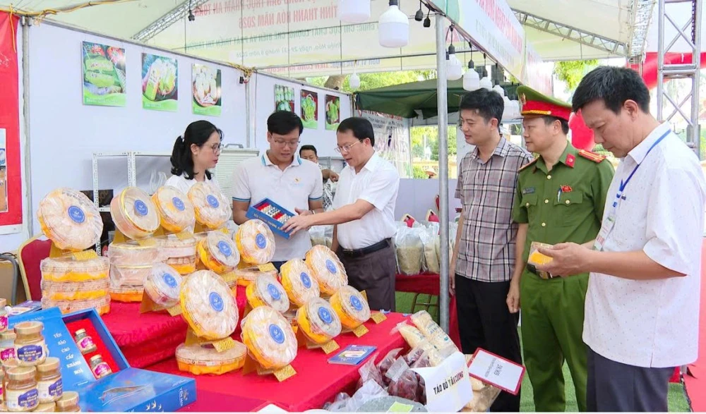 Khai mạc phiên chợ giới thiệu nông sản thực phẩm an toàn năm 2026 tại xã Thiệu Hóa