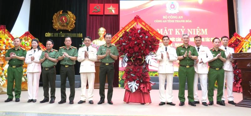 Gặp mặt kỷ niệm 50 năm Ngày thành lập Phòng Tổ chức cán bộ và phòng Công tác chính trị Công an tỉnh