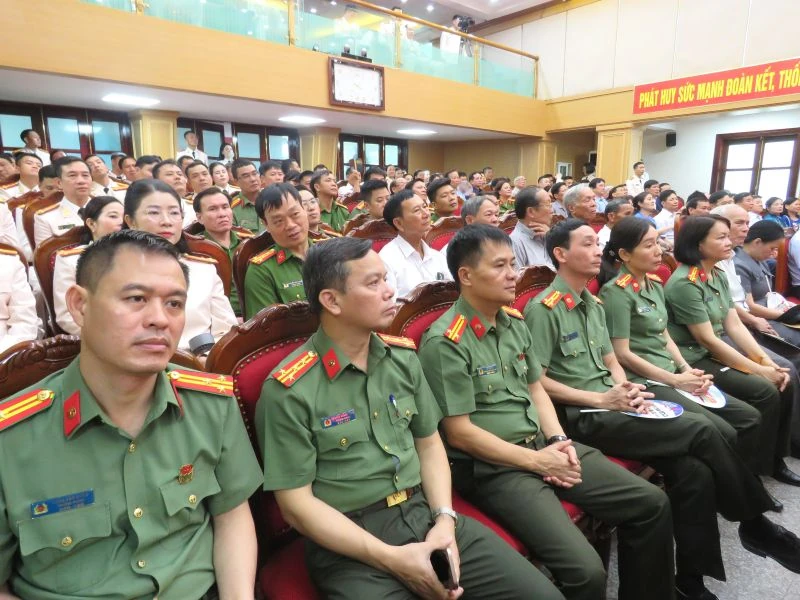 Gặp mặt kỷ niệm 50 năm Ngày thành lập Phòng Tổ chức cán bộ và phòng Công tác chính trị Công an tỉnh