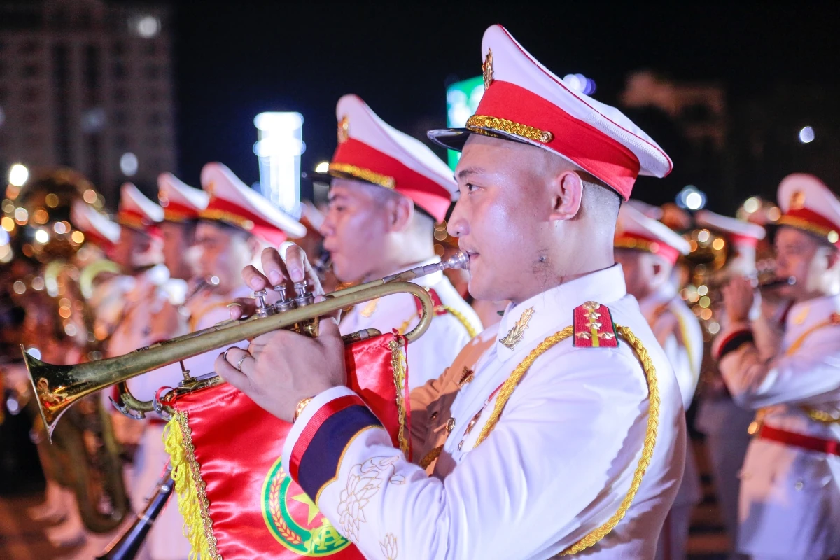 Sôi động đêm diễu hành quân nhạc đầu tiên tại Thanh Hóa