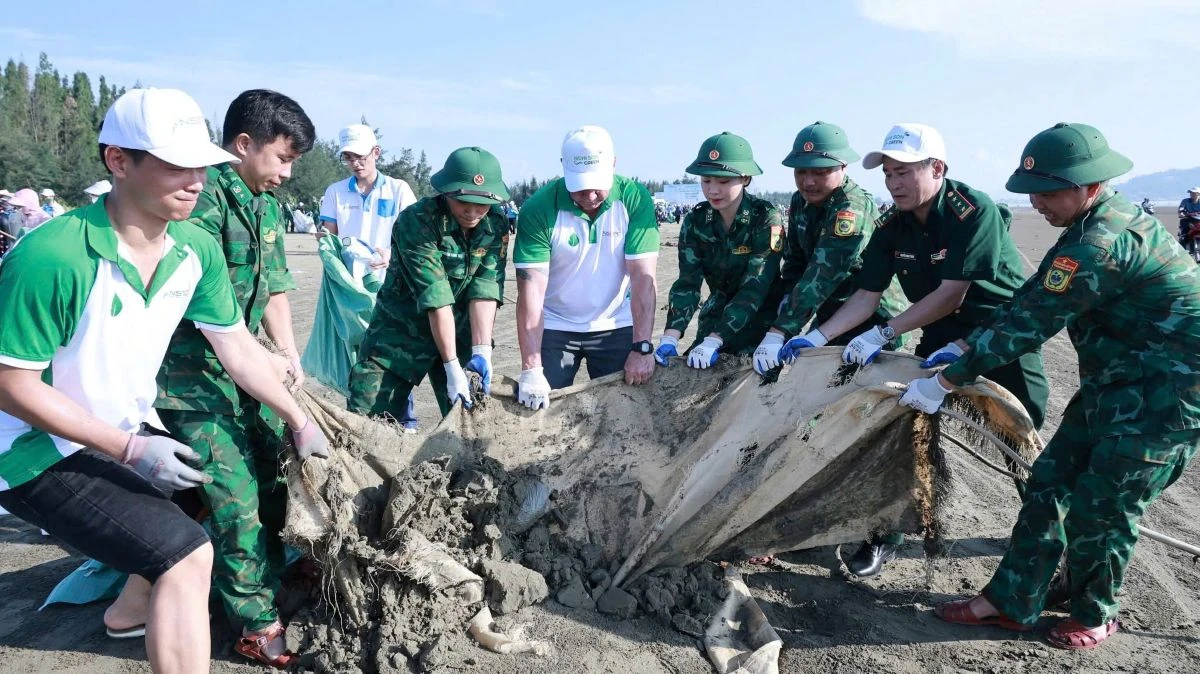 “Nghi Sơn Xanh” 2026: Gần 1.000 người chung tay làm sạch biển