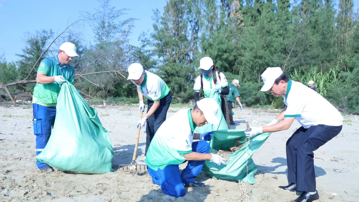 “Nghi Sơn Xanh” 2026: Gần 1.000 người chung tay làm sạch biển