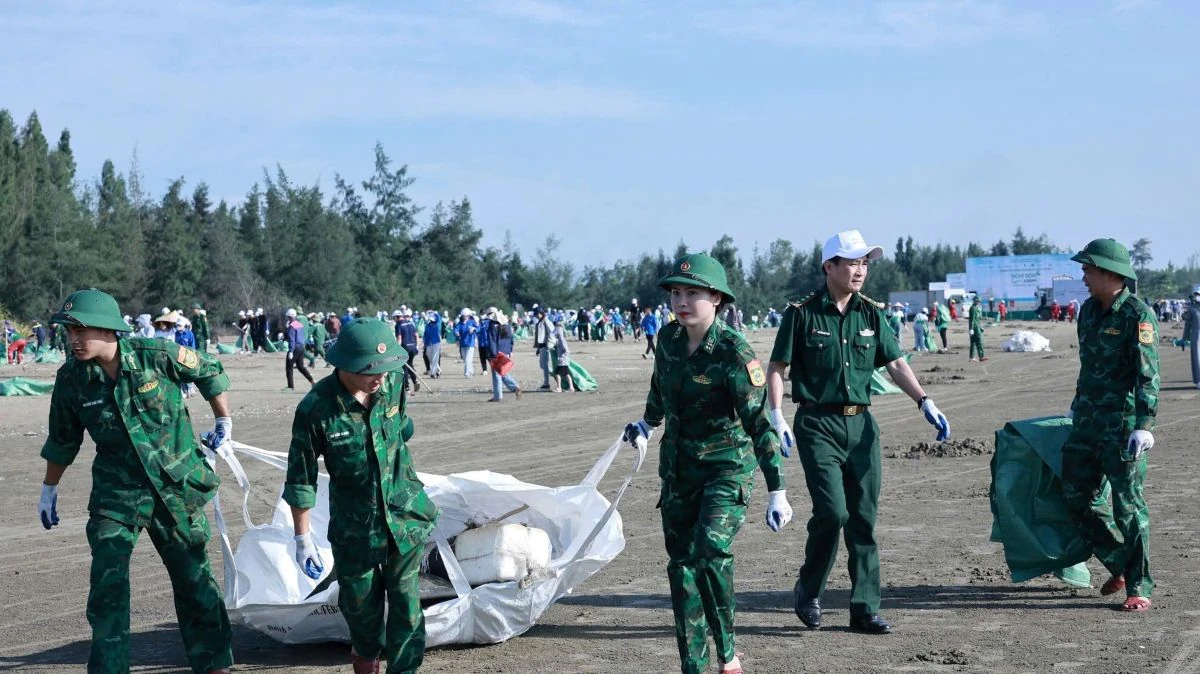 “Nghi Sơn Xanh” 2026: Gần 1.000 người chung tay làm sạch biển