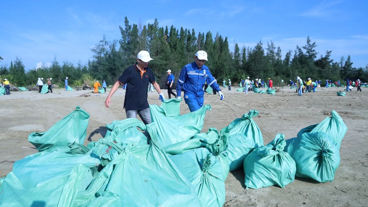 “Nghi Sơn Xanh” 2026: Gần 1.000 người chung tay làm sạch biển