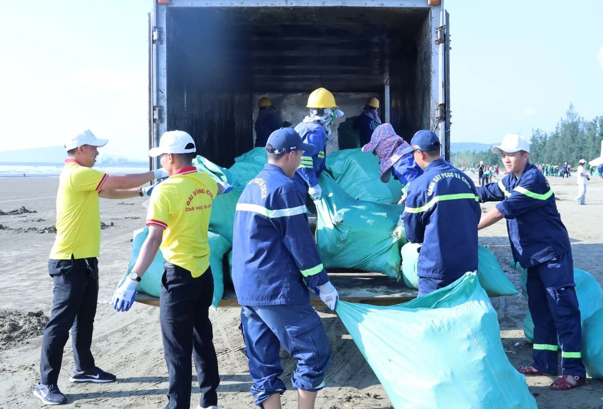 “Nghi Sơn Xanh” 2026: Gần 1.000 người chung tay làm sạch biển
