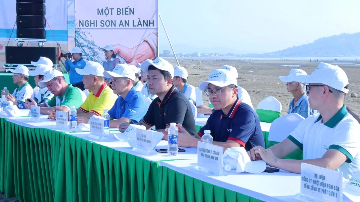 “Nghi Sơn Xanh” 2026: Gần 1.000 người chung tay làm sạch biển