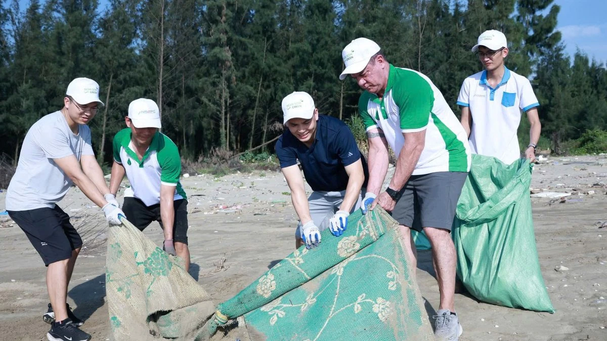 “Nghi Sơn Xanh” 2026: Gần 1.000 người chung tay làm sạch biển