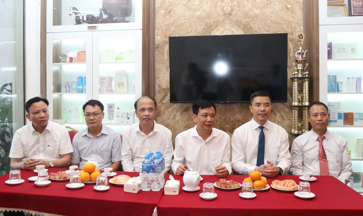 Trao Huy hiệu 80 năm tuổi Đảng tặng đảng viên Đồng Thị Đài