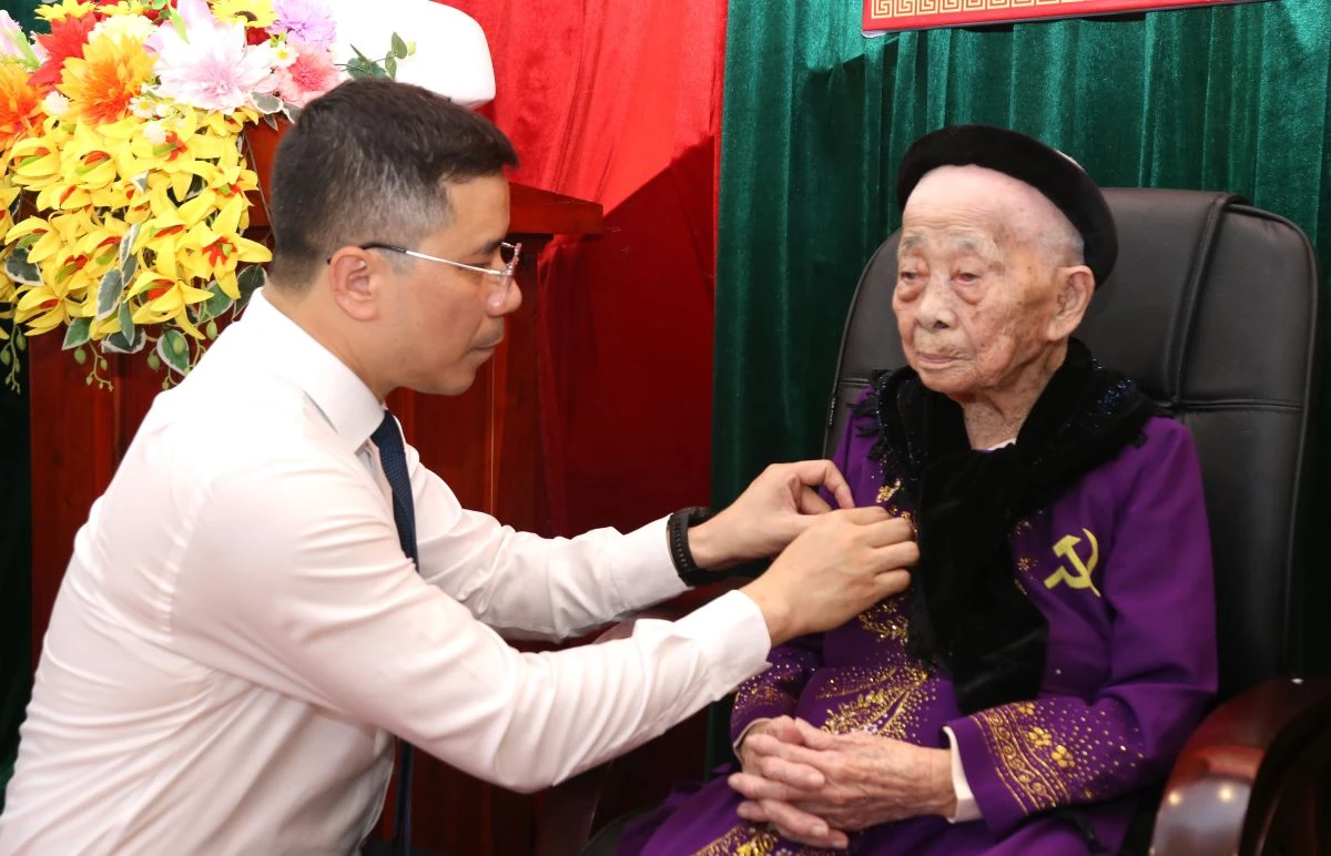 Trao Huy hiệu 80 năm tuổi Đảng tặng đảng viên Đồng Thị Đài
