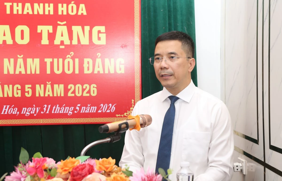 Trao Huy hiệu 80 năm tuổi Đảng tặng đảng viên Đồng Thị Đài
