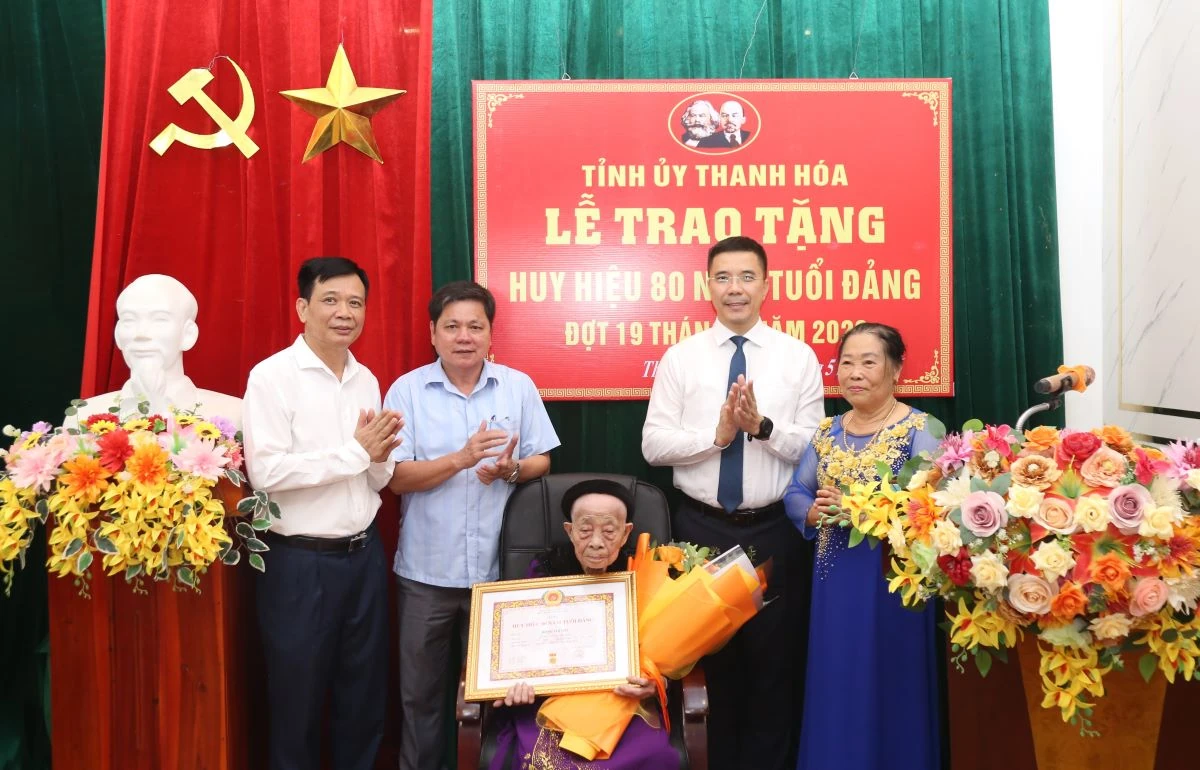 Trao Huy hiệu 80 năm tuổi Đảng tặng đảng viên Đồng Thị Đài