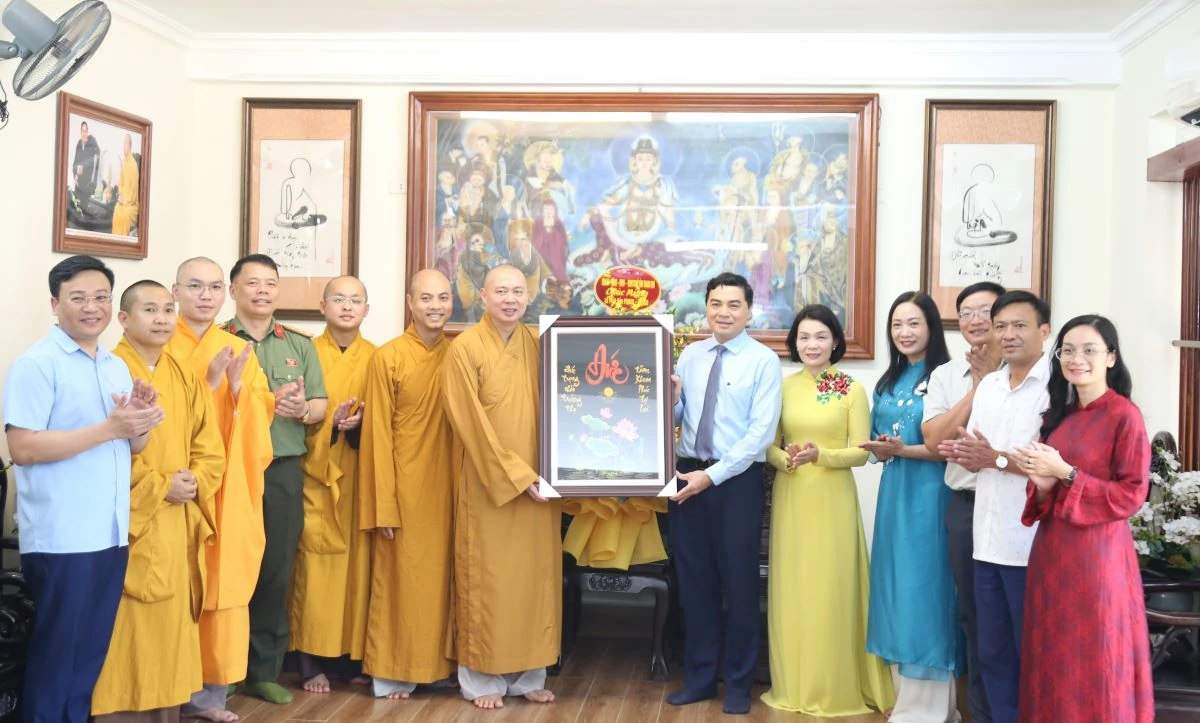 Chủ tịch UBND tỉnh Nguyễn Hoài Anh thăm, chúc mừng Ban Trị sự Giáo hội Phật giáo tỉnh và các chức sắc, tăng ni, phật tử