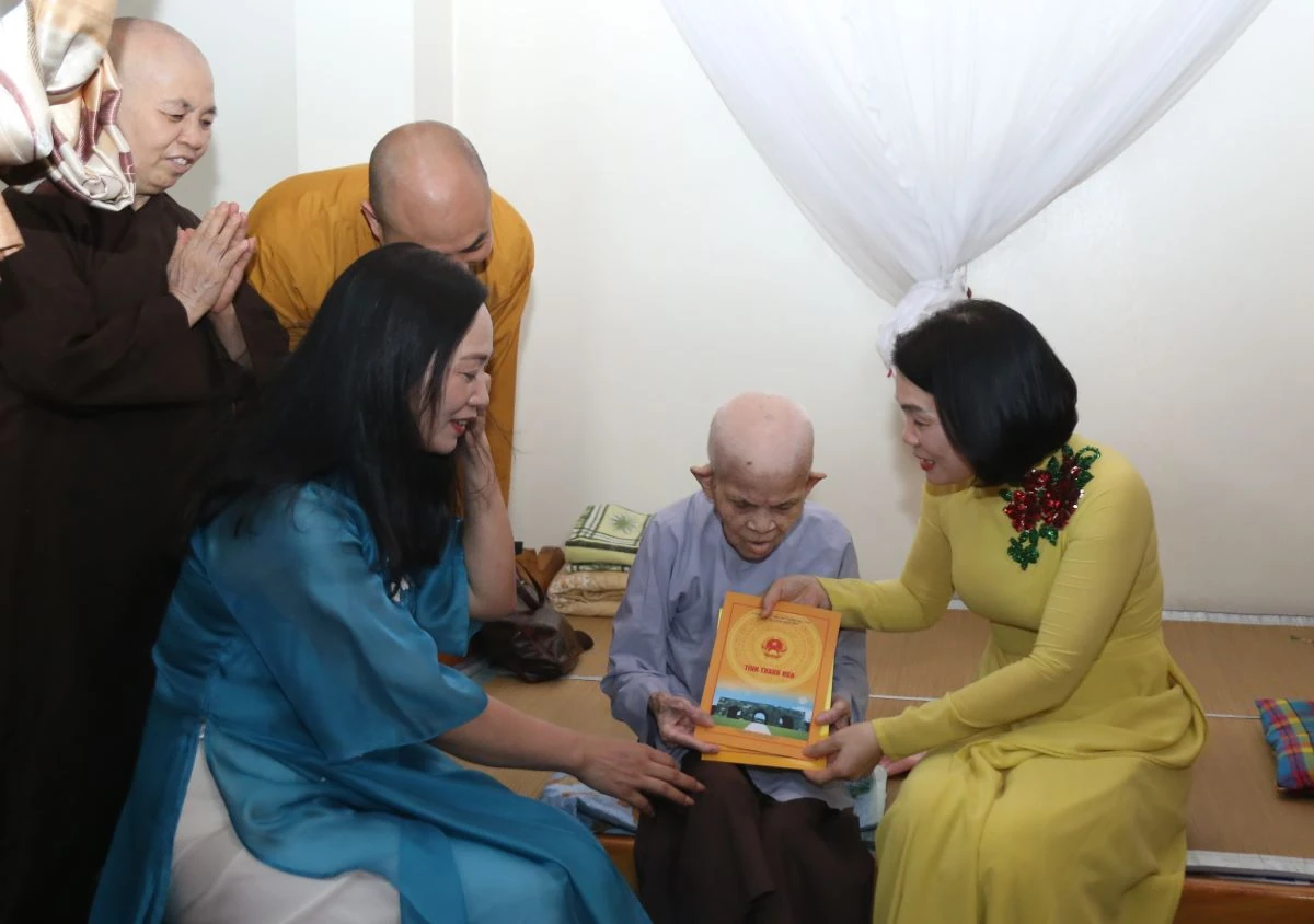 Chủ tịch UBND tỉnh Nguyễn Hoài Anh thăm, chúc mừng Ban Trị sự Giáo hội Phật giáo tỉnh và các chức sắc, tăng ni, phật tử