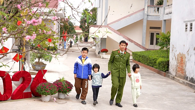 Phía sau song sắt (Bài 2): Điểm tựa nhân văn nâng đỡ tuổi thơ đặc biệt