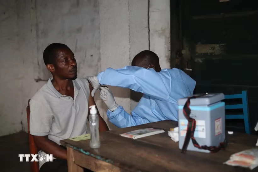WHO đề xuất thử nghiệm vaccine và thuốc điều trị Ebola mới