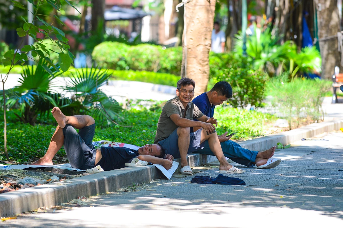 Nhọc nhằn mưu sinh dưới nắng nóng gay gắt