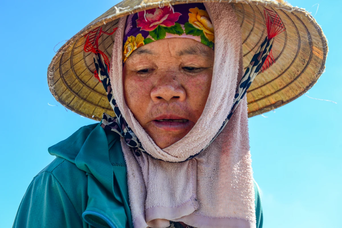 Nắng nung mặt ruộng, diêm dân vẫn bám nghề