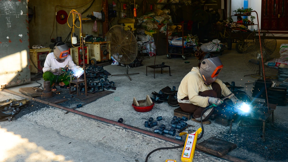 Mưu sinh giữa “hai chảo lửa”