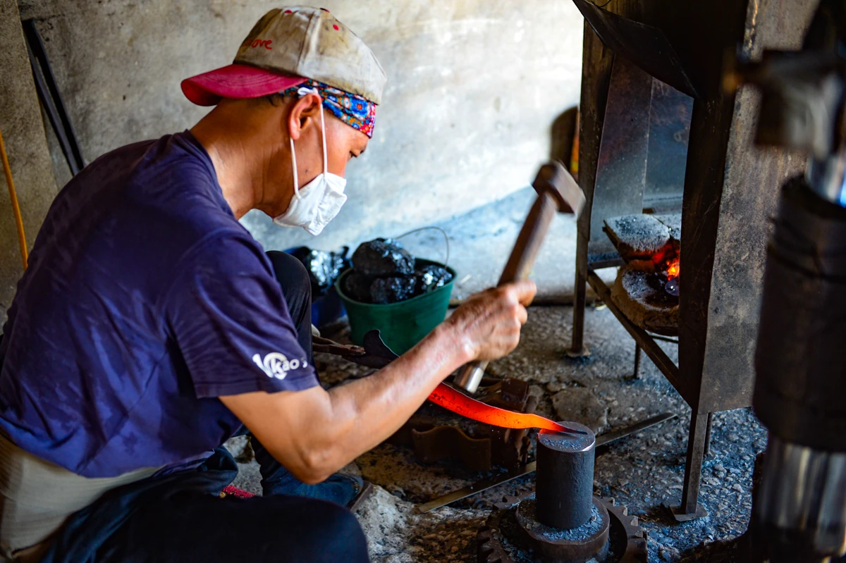 Mưu sinh giữa “hai chảo lửa”