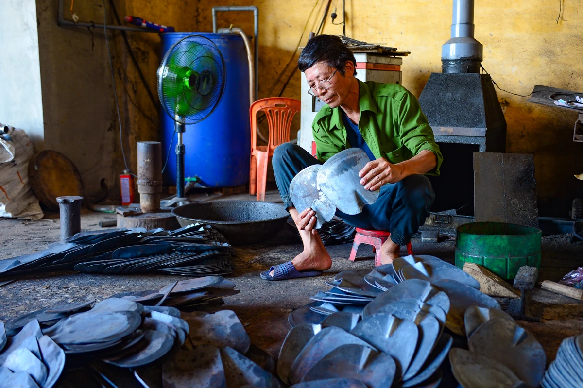 Mưu sinh giữa “hai chảo lửa”