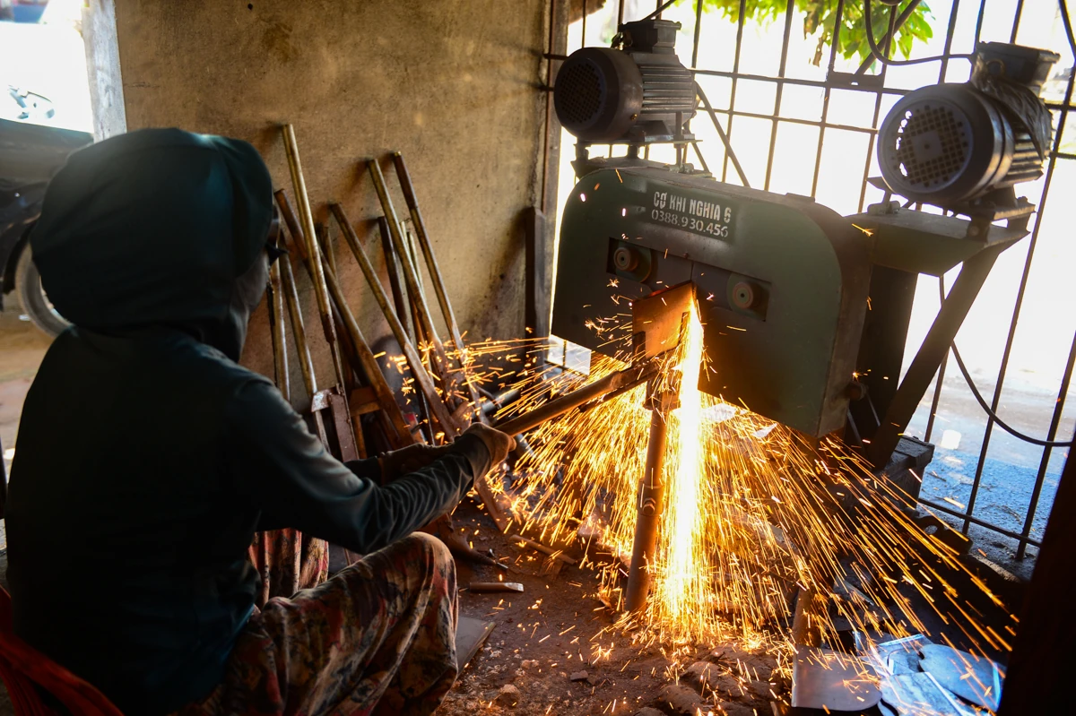 Mưu sinh giữa “hai chảo lửa”