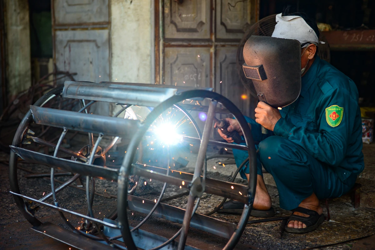 Mưu sinh giữa “hai chảo lửa”