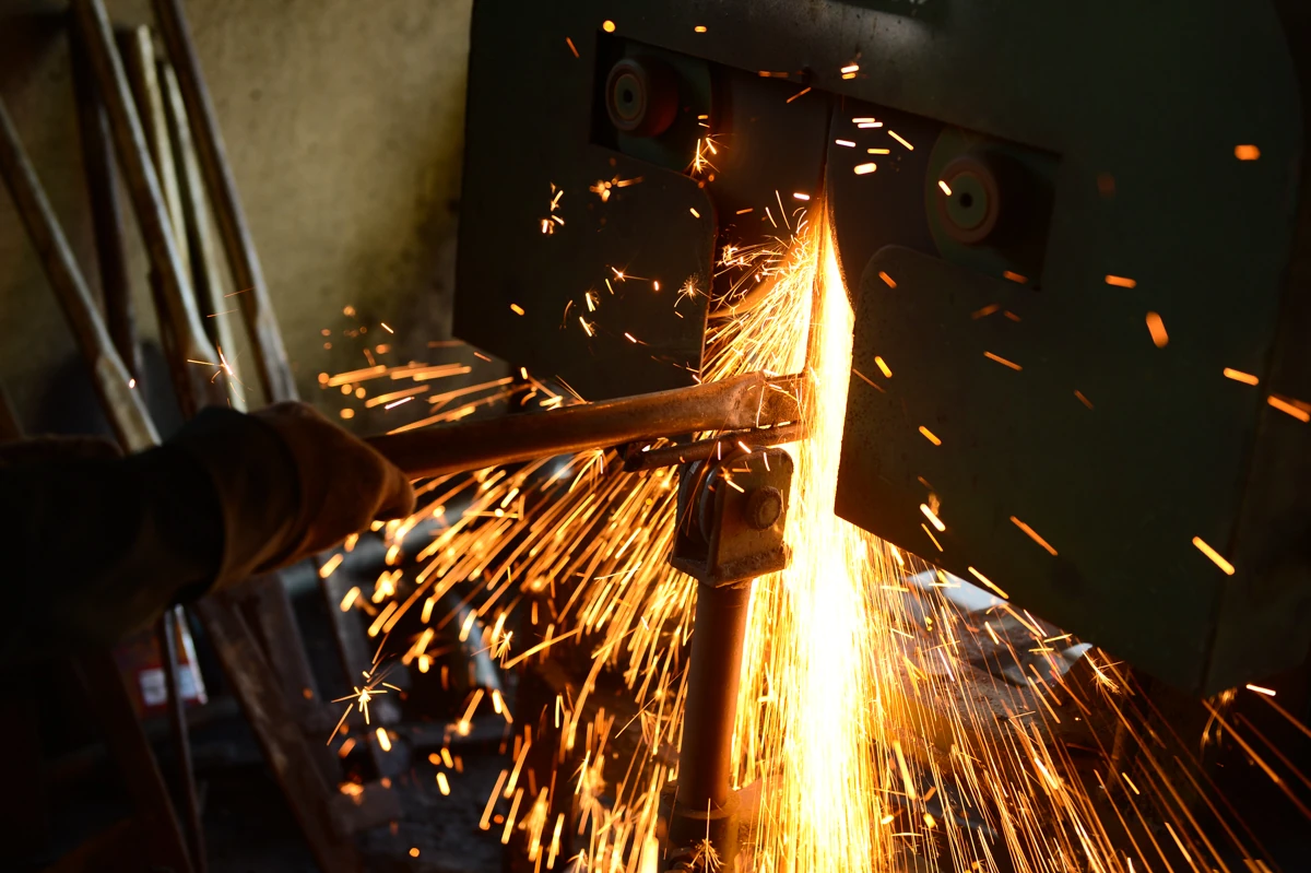Mưu sinh giữa “hai chảo lửa”