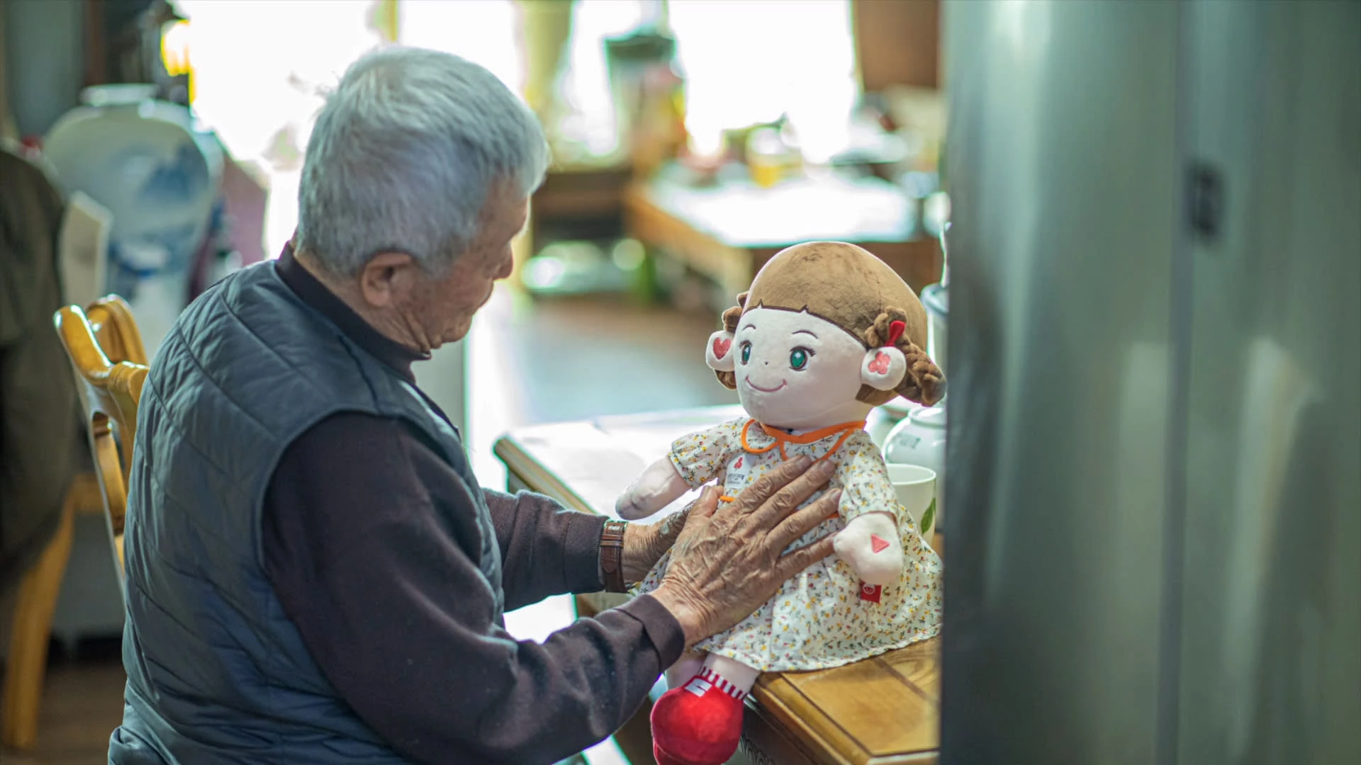 Hàn Quốc ứng dụng robot AI hỗ trợ chăm sóc người già neo đơn