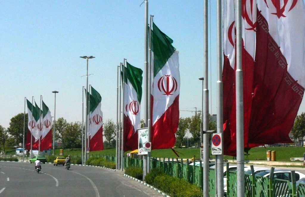 Mỹ sẽ phá hủy Oman nếu cùng Iran thu phí qua Hormuz