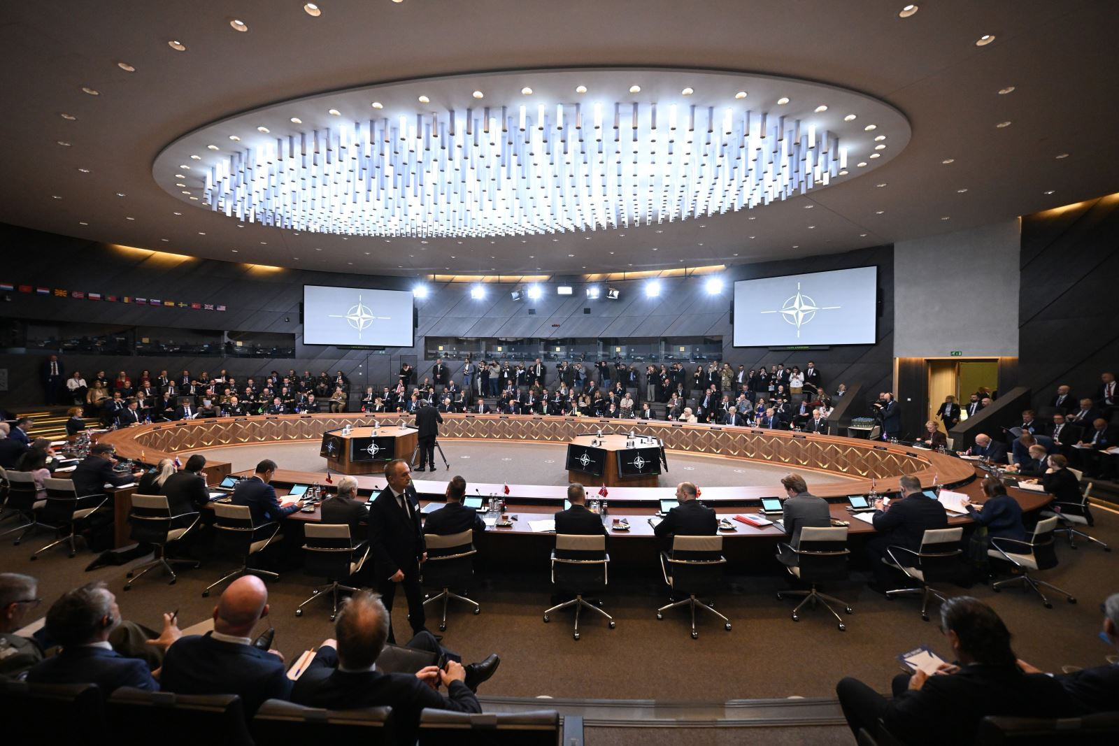 NATO chia rẽ về tài trợ bắt buộc cho Ukraine