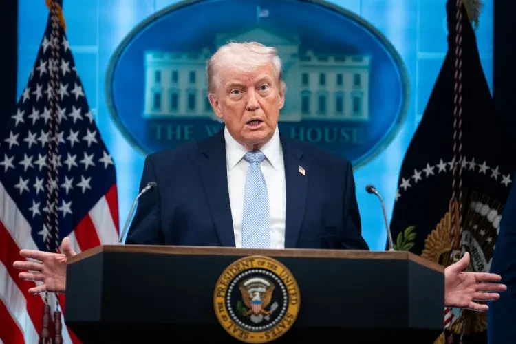 Tỷ lệ ủng hộ tổng thống Mỹ Donald Trump chạm mức thấp kỷ lục
