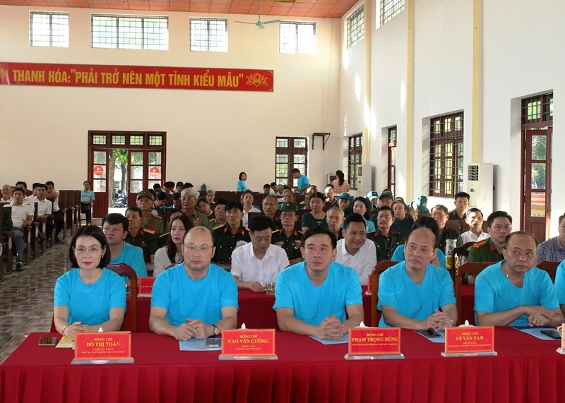 Ra quân hưởng ứng phong trào toàn dân chung tay bảo vệ môi trường