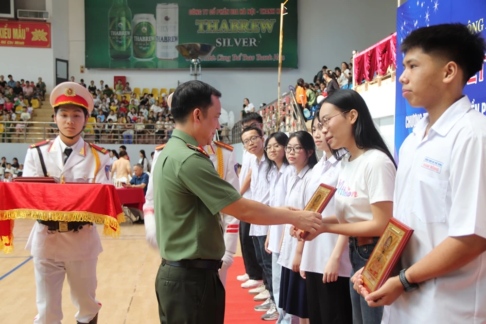 Công an tỉnh tổ chức chương trình Vui Tết thiếu nhi 1/6 và trao quà học sinh giỏi