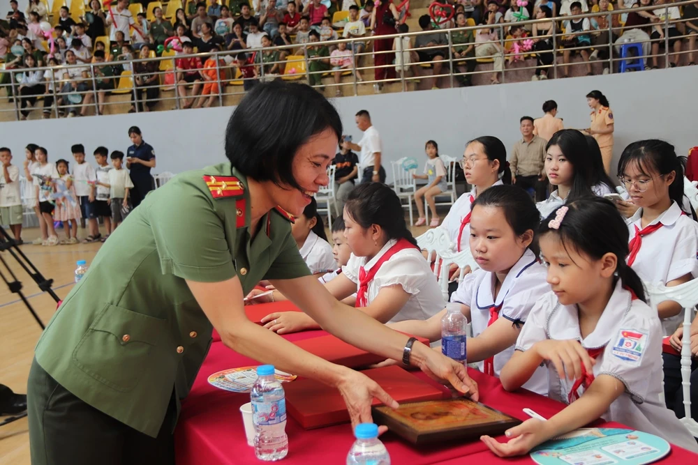 Công an tỉnh tổ chức chương trình Vui Tết thiếu nhi 1/6 và trao quà học sinh giỏi
