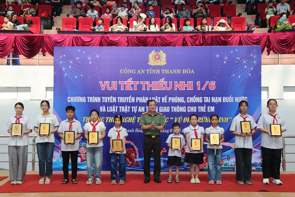 Công an tỉnh tổ chức chương trình Vui Tết thiếu nhi 1/6 và trao quà học sinh giỏi