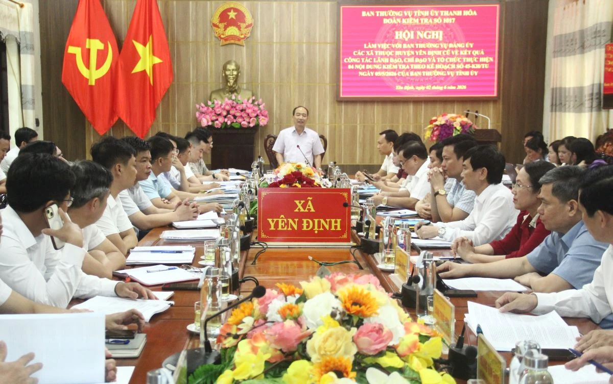 Phó Chủ tịch Thường trực HĐND tỉnh Lê Tiến Lam kiểm tra việc thực hiện chính quyền địa phương 2 cấp