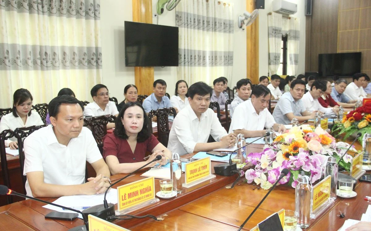 Phó Chủ tịch Thường trực HĐND tỉnh Lê Tiến Lam kiểm tra việc thực hiện chính quyền địa phương 2 cấp