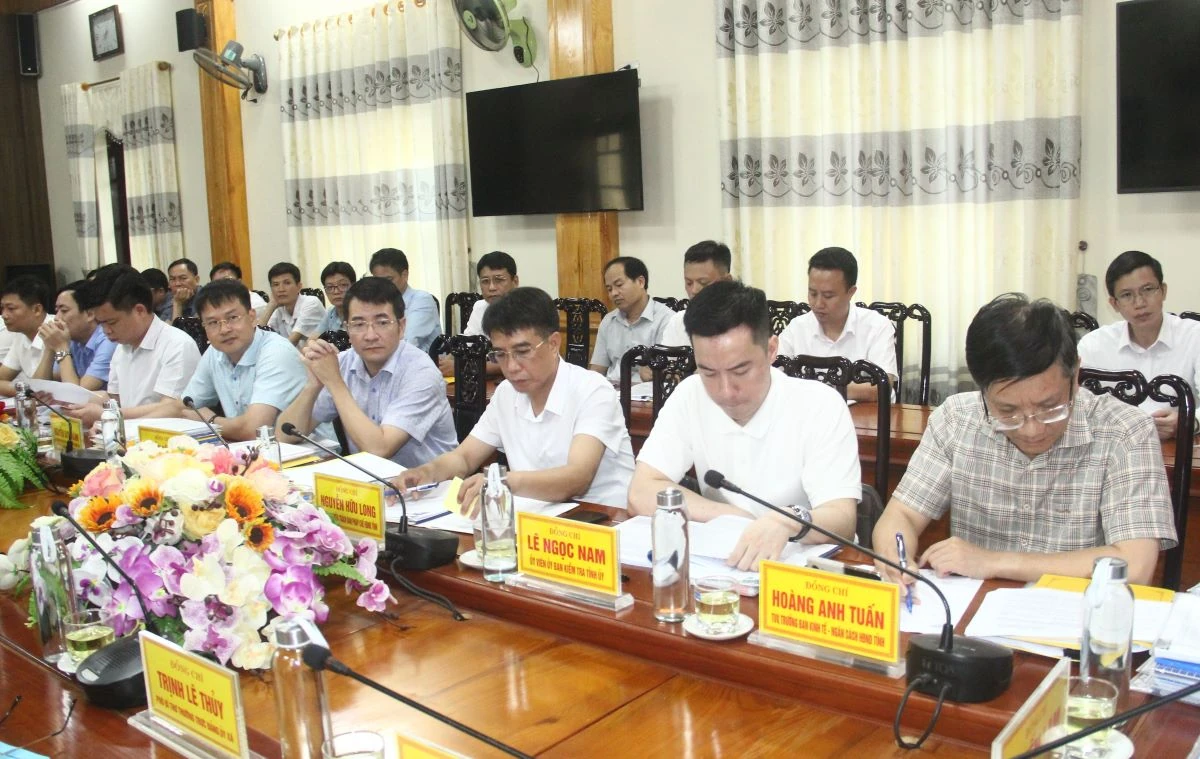 Phó Chủ tịch Thường trực HĐND tỉnh Lê Tiến Lam kiểm tra việc thực hiện chính quyền địa phương 2 cấp