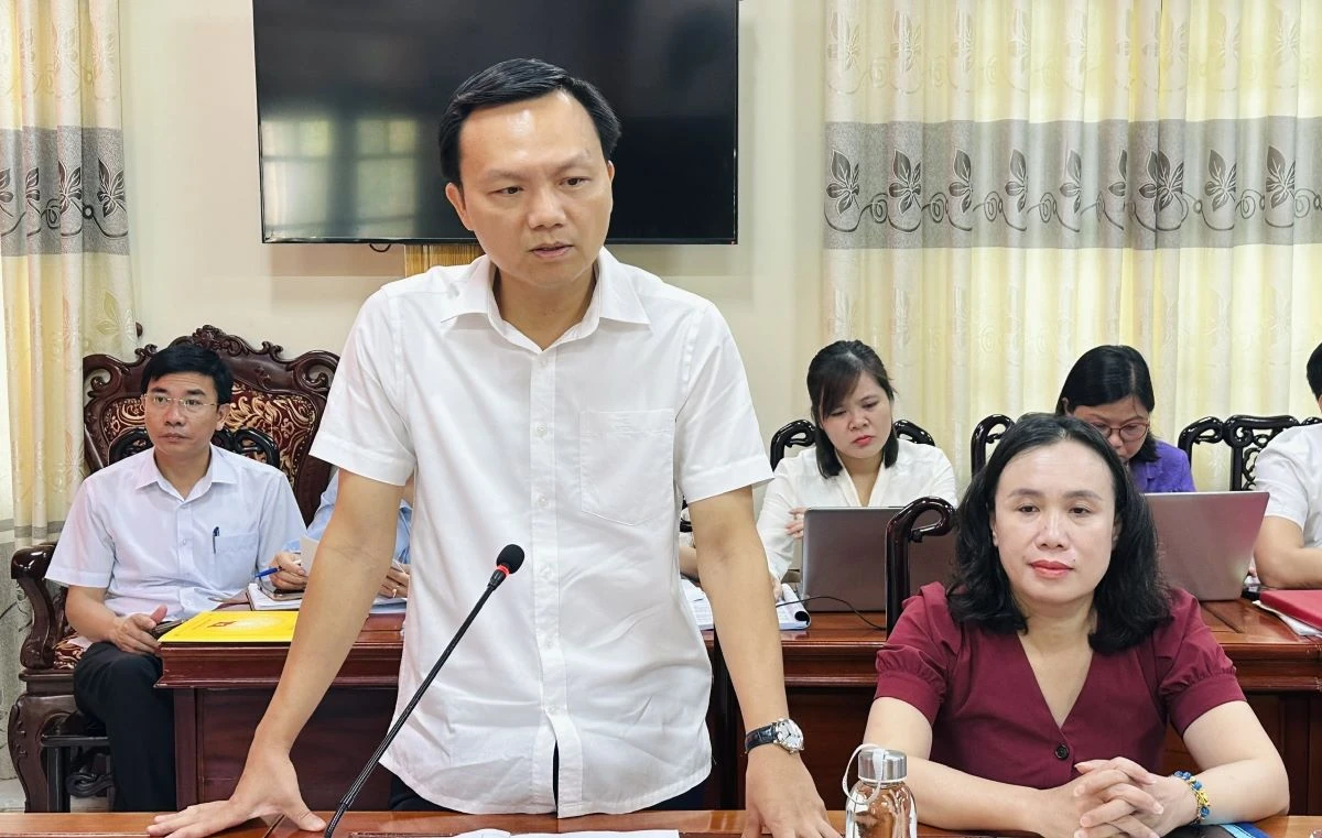 Phó Chủ tịch Thường trực HĐND tỉnh Lê Tiến Lam kiểm tra việc thực hiện chính quyền địa phương 2 cấp