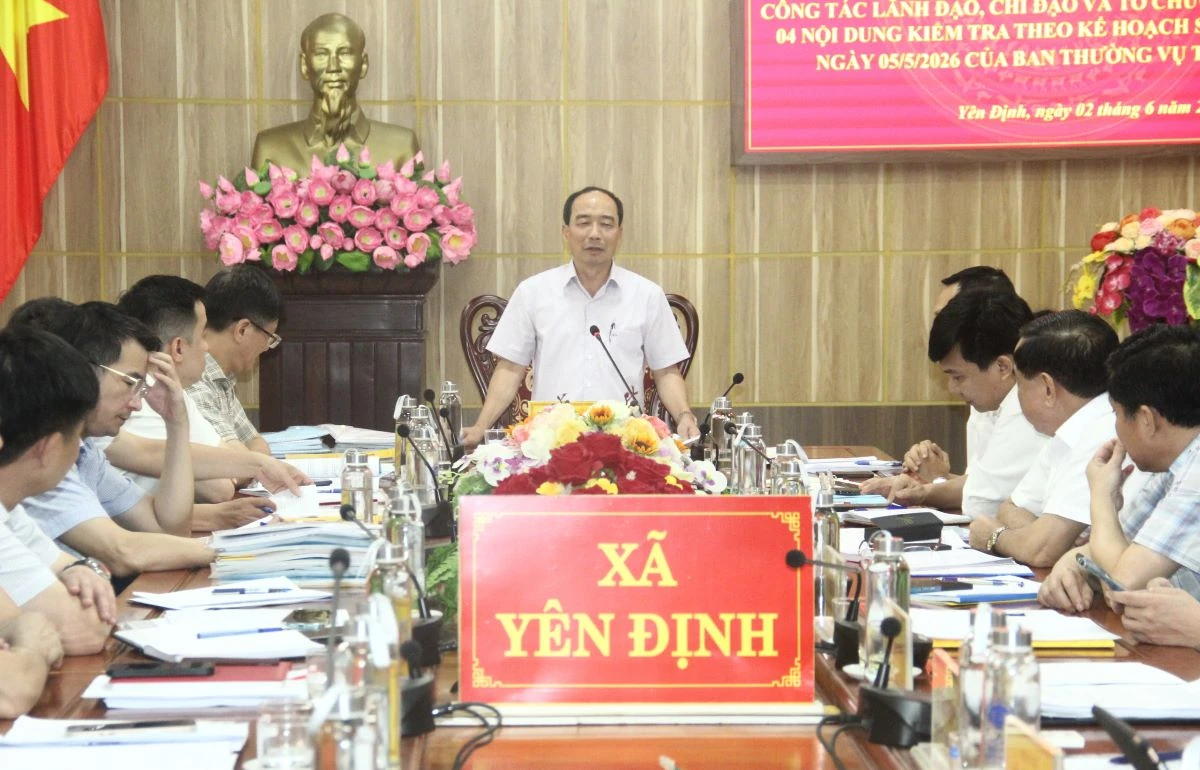 Phó Chủ tịch Thường trực HĐND tỉnh Lê Tiến Lam kiểm tra việc thực hiện chính quyền địa phương 2 cấp