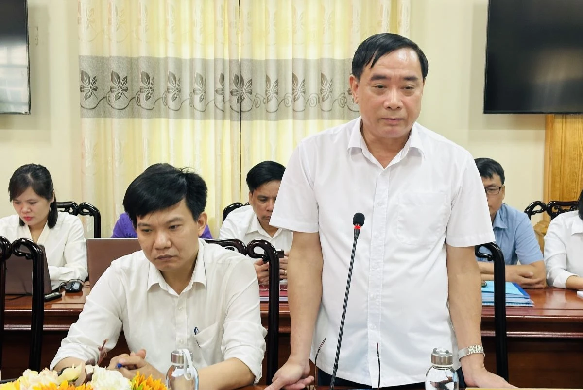 Phó Chủ tịch Thường trực HĐND tỉnh Lê Tiến Lam kiểm tra việc thực hiện chính quyền địa phương 2 cấp